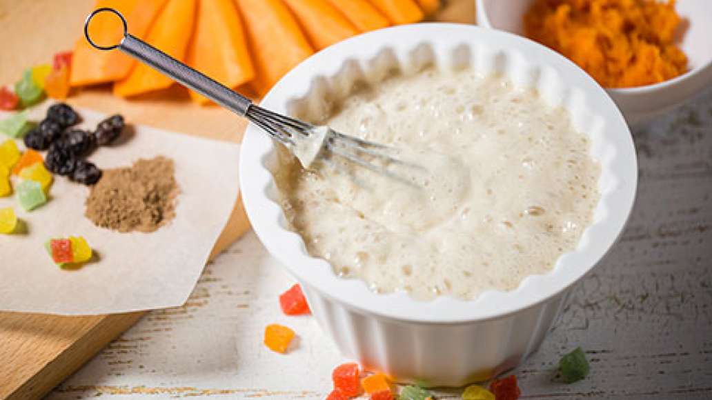 Шаг 1 - Морковный кулич с изюмом, корицей и цукатами