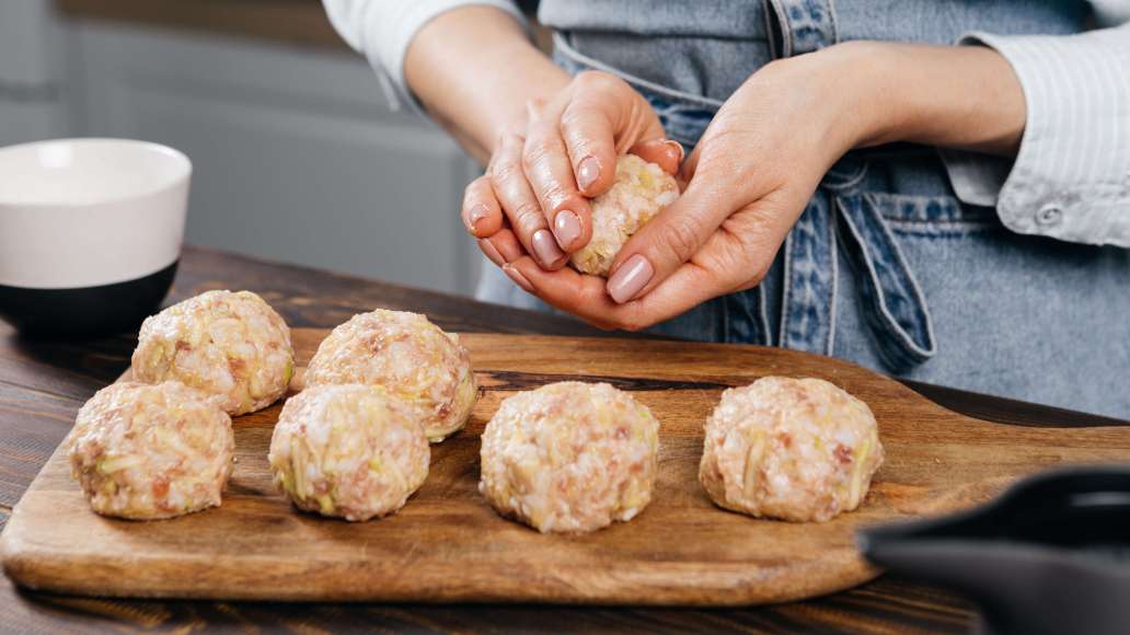 Шаг 3 - Нежные мясные тефтельки с кабачками в сметанной подливке