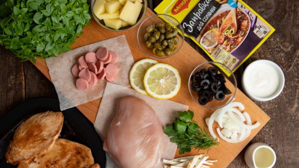 Шаг 1 - Солянка с копченой курицей и сосисками и базиликом