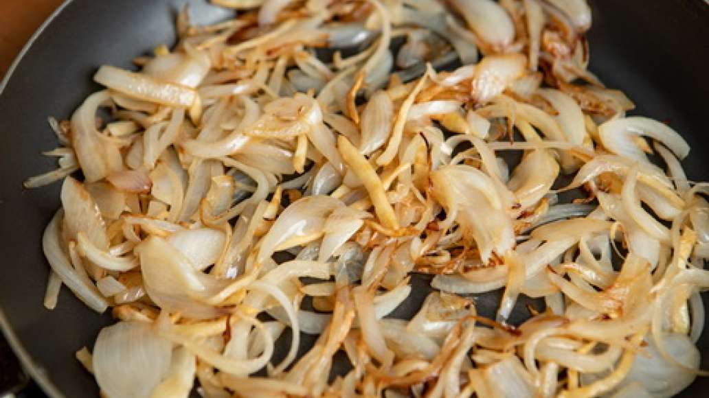 Шаг 2 - Солянка с копченой курицей и сосисками и базиликом