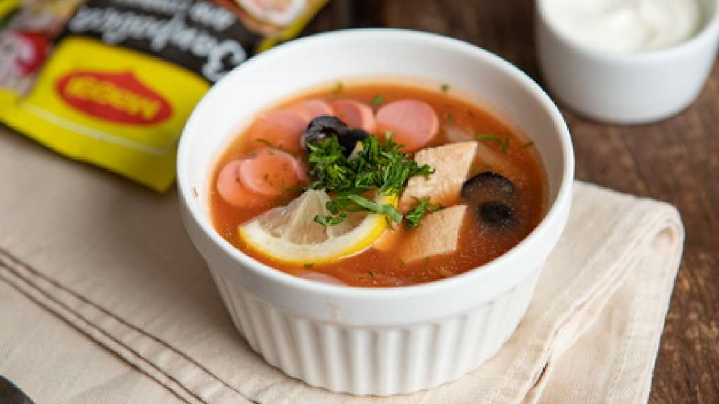 Шаг 4 - Солянка с копченой курицей и сосисками и базиликом