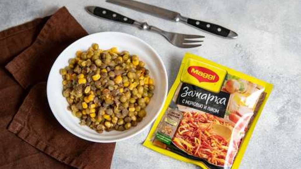 Шаг 3 - Гарнир из чечевицы с консервированным зеленым горошком и кукурузой