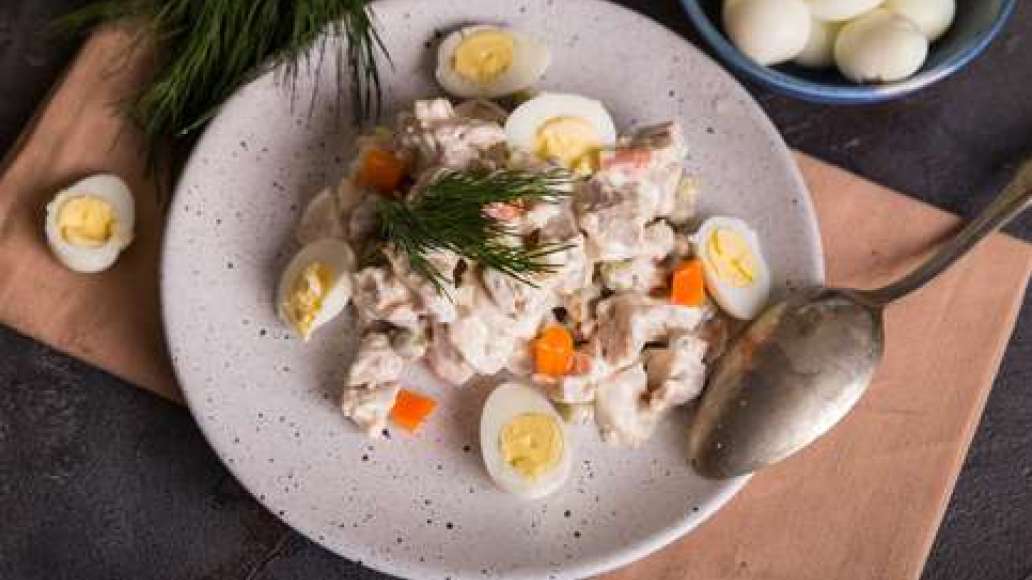 Шаг 4 - Оливье с перепелиными яйцами и жареной курицей