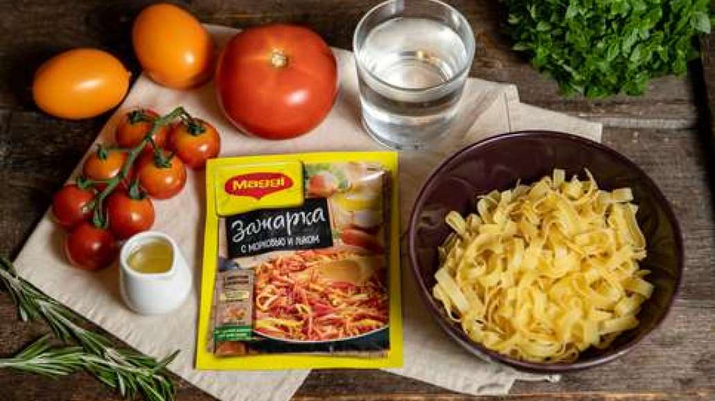 Шаг 1 - Гарнир из макарон по-итальянски с помидорами, базиликом и розмарином