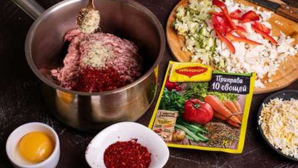 Шаг 2 - Мясной рулет из говядины и свинины с овощами