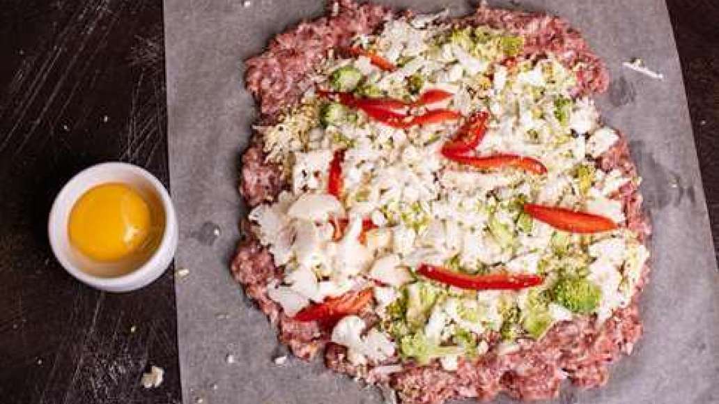 Шаг 3 - Мясной рулет из говядины и свинины с овощами