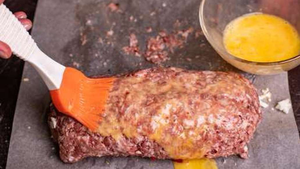 Шаг 4 - Мясной рулет из говядины и свинины с овощами