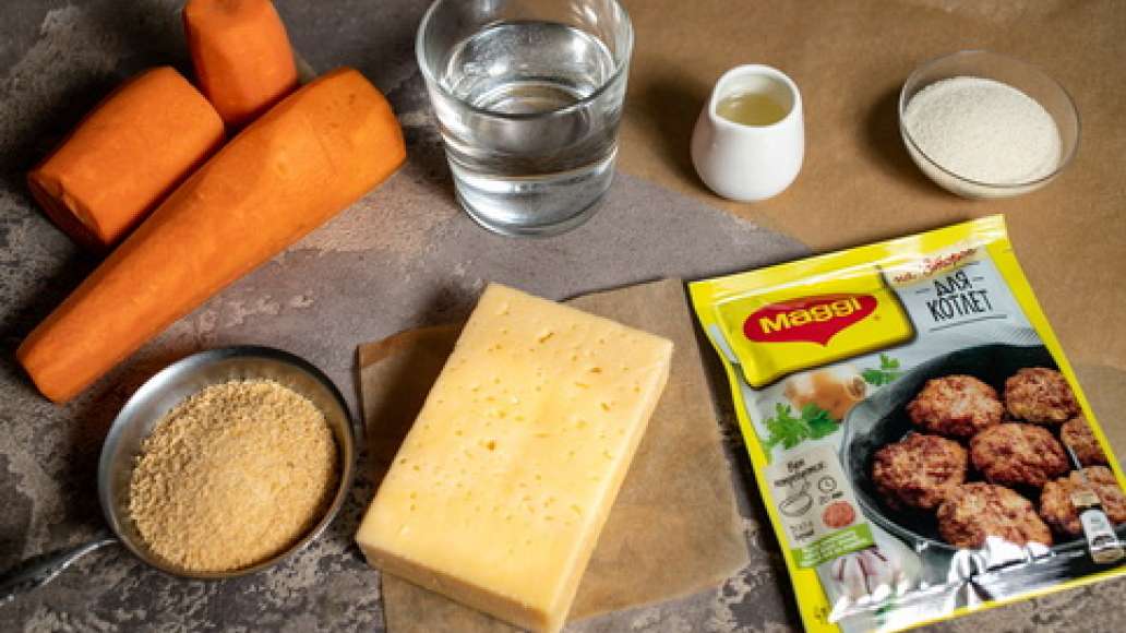 Шаг 1 - Морковные котлеты с манкой и сыром