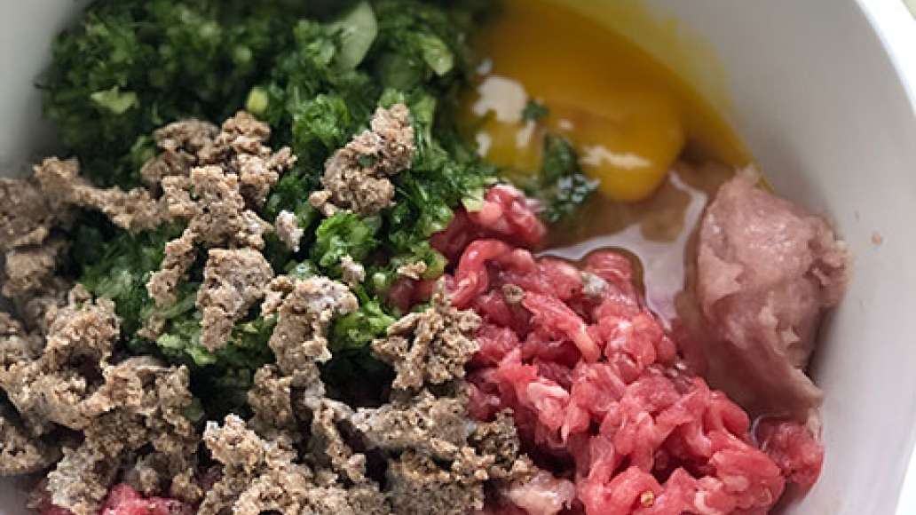 Шаг 2 - Домашние котлеты из говядины и курицы с сюрпризом