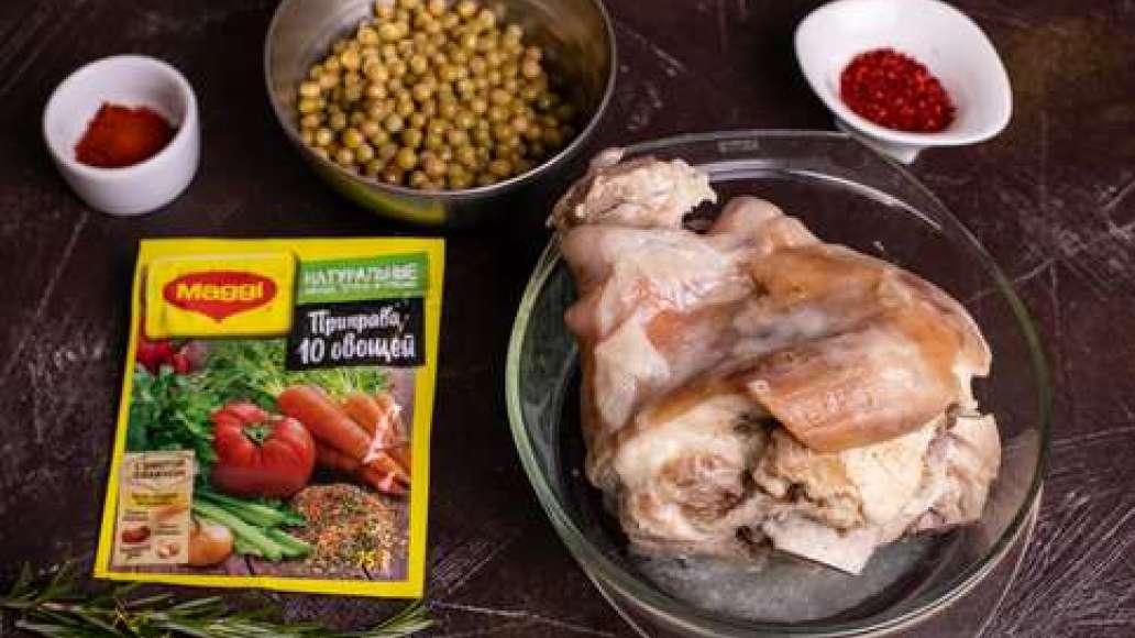 Шаг 1 - Мясной рулет из свиной рульки с зелёным горошком по-деревенски