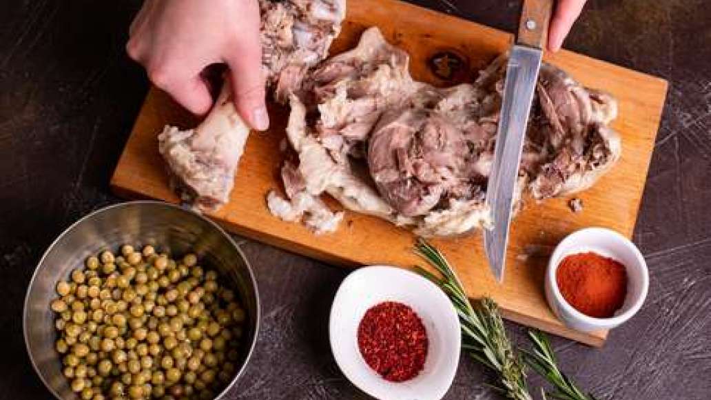 Шаг 2 - Мясной рулет из свиной рульки с зелёным горошком по-деревенски
