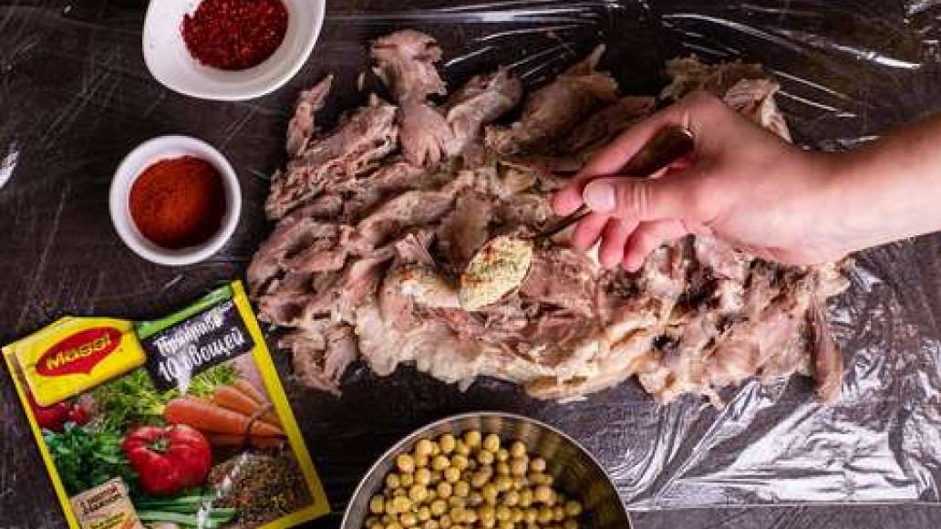 Шаг 3 - Мясной рулет из свиной рульки с зелёным горошком по-деревенски