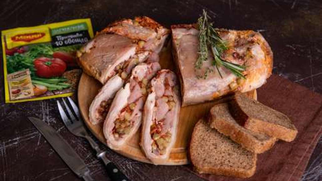 Шаг 5 - Мясной рулет из свиной рульки с зелёным горошком по-деревенски
