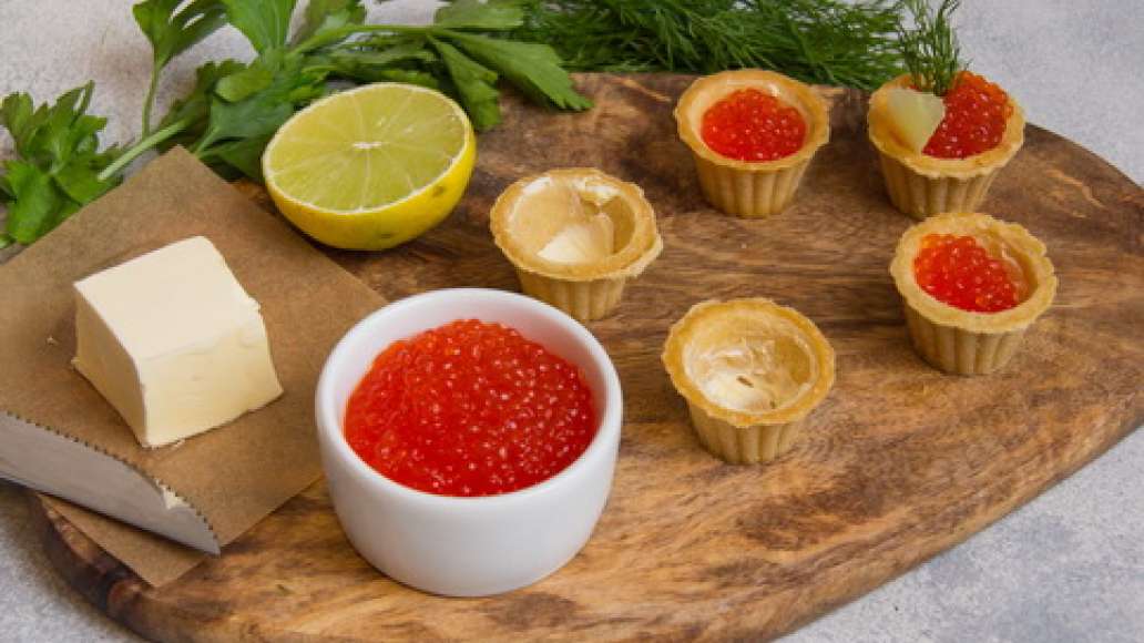 Шаг 2 - Тарталетки с икрой и маслом