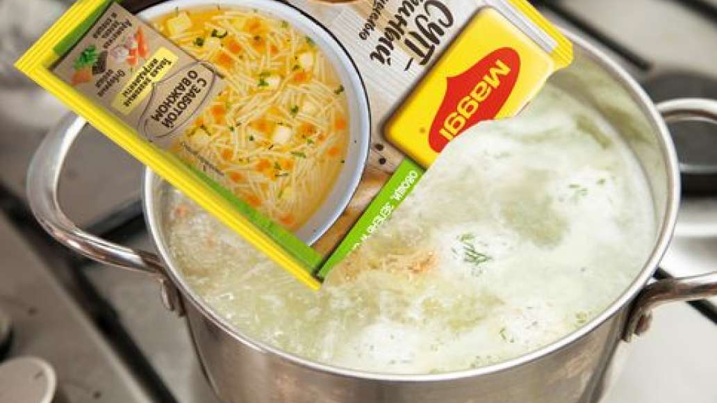 Шаг 3 - Суп куриный с вермишелью с бульоном от Maggi®