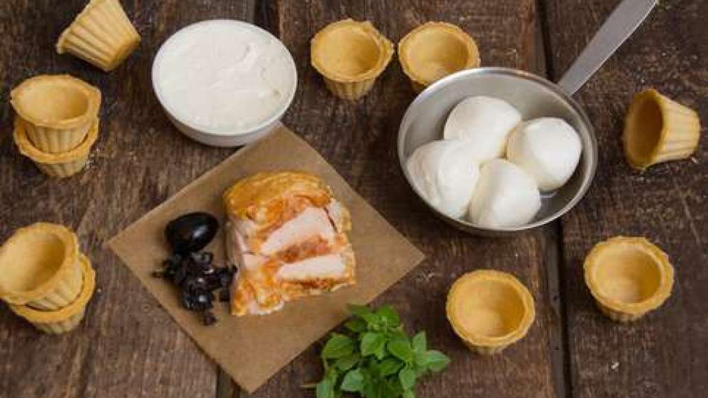 Шаг 1 - Тарталетки с моцареллой и копченой курицей