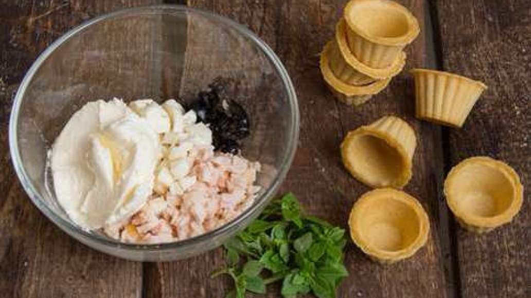 Шаг 2 - Тарталетки с моцареллой и копченой курицей