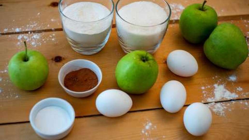 Шаг 1 - Шоколадная шарлотка с яблоками