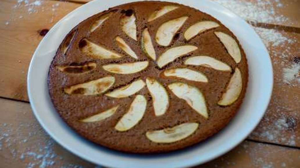 Шаг 5 - Шоколадная шарлотка с яблоками