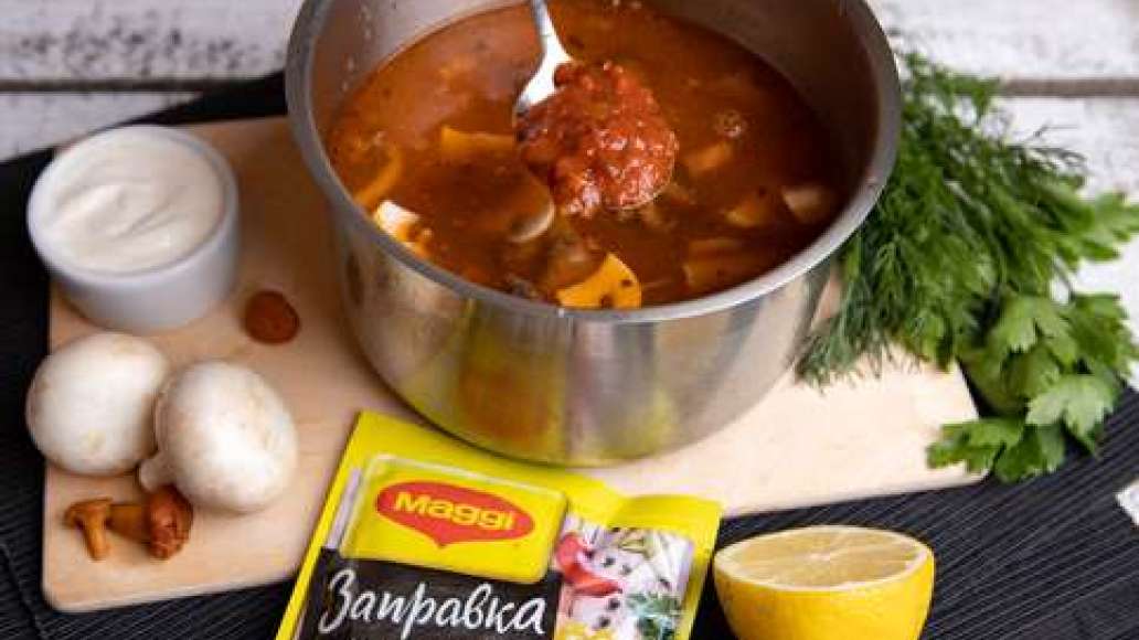 За 5 минут до готовности добавить MAGGI® Заправка для солянки. Проверить на соль и довести до нужного вкуса.