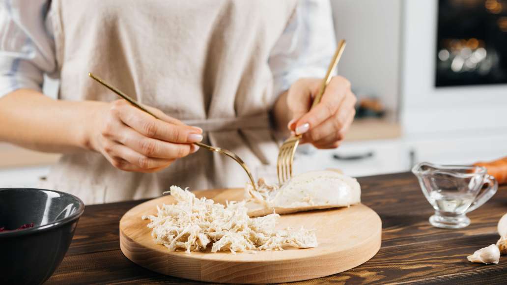 Варить мясо до готовности. Дать остыть и разобрать на короткие волокна. Варить мясо до готовности. Дать остыть и разобрать на короткие волокна.