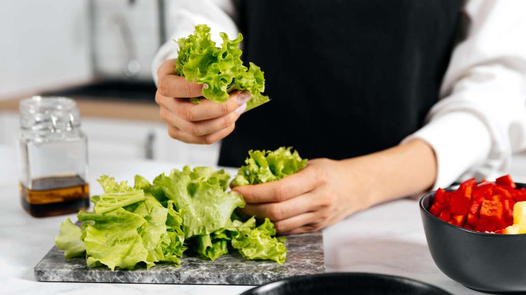 Перец очистить от семян, нарезать небольшими кубиками, порвать салат на небольшие кусочки.
Перец очистить от семян, нарезать небольшими кубиками, порвать салат на небольшие кусочки.