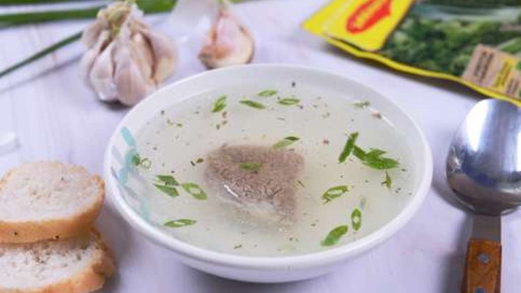 Процедите бульон и подавайте с кусочком мяса и зеленью. Процедите бульон и подавайте с кусочком мяса и зеленью.