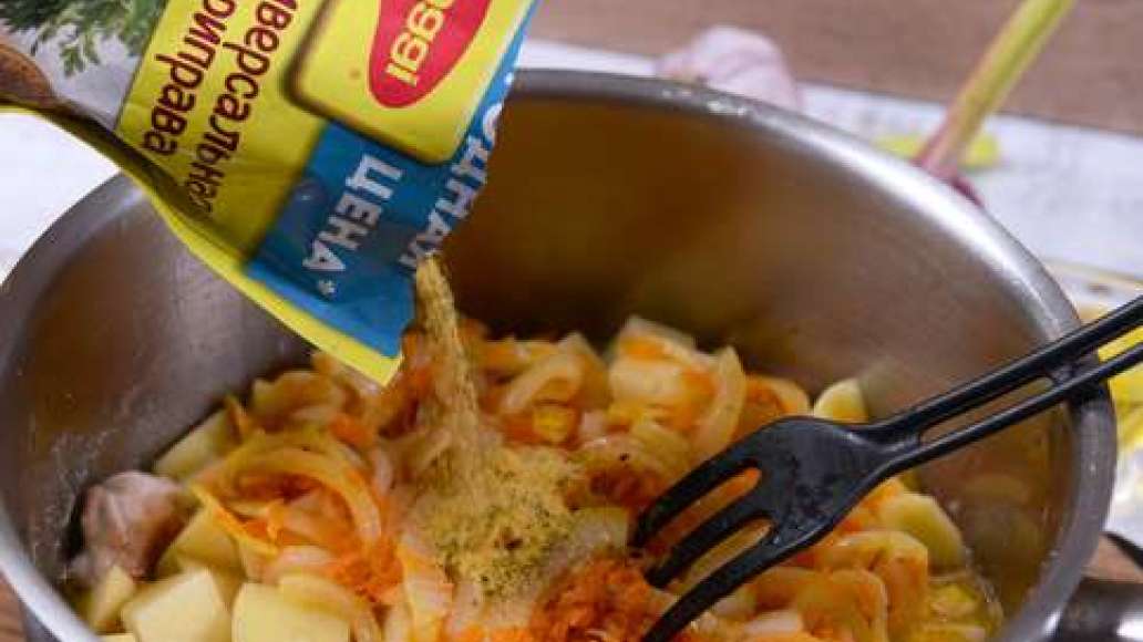 Нарежьте картофель кубиками и добавьте картофель и мясо к луку и моркови. Добавьте MAGGI® Приправа универсальная Букет приправ, воду и сметану. Нарежьте картофель кубиками и добавьте картофель и мясо к луку и моркови. Добавьте MAGGI® Приправа универсальная Букет приправ, воду и сметану.