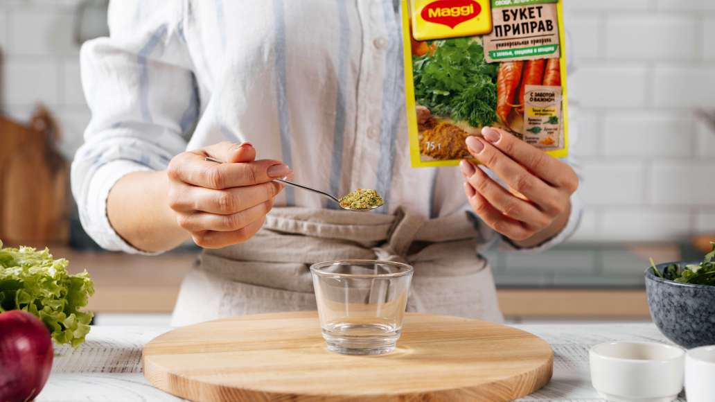 В небольшой ёмкости смешать горячую воду с MAGGI® Приправа универсальная Букет приправ, оставить на 3 минуты. В небольшой ёмкости смешать горячую воду с MAGGI® Приправа универсальная Букет приправ, оставить на 3 минуты.