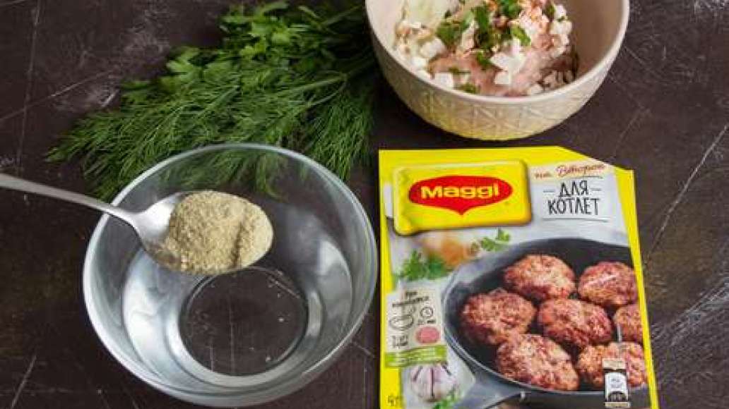 Содержимое пакетика MAGGI НА ВТОРОЕ для котлет высыпать в теплую воду, размешать и дать настояться. Смешать фарш, грибы, MAGGI НА ВТОРОЕ для котлет. Сформовать котлеты, запанировав их в сухарях. Содержимое пакетика MAGGI НА ВТОРОЕ для котлет высыпать в теплую воду, размешать и дать настояться. Смешать фарш, грибы, MAGGI НА ВТОРОЕ для котлет. Сформовать котлеты, запанировав их в сухарях.