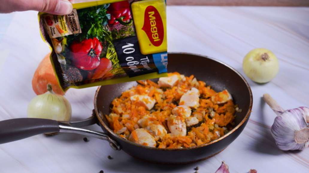 Добавьте MAGGI® Приправа 10 овощей, перемешайте. Переложите содержимое сковороды в кастрюлю. Добавьте MAGGI® Приправа 10 овощей, перемешайте. Переложите содержимое сковороды в кастрюлю.