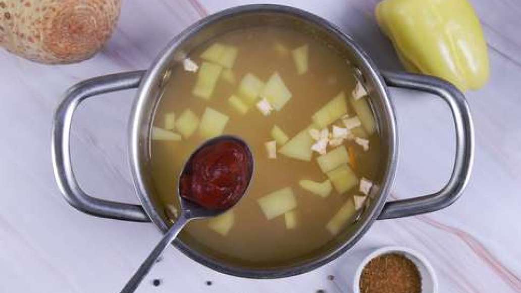 Нарежьте сосиски кружочками, колбасу и курицу - кубиками. Оливки и огурцы нарежьте небольшими кусочками. Добавьте в кастрюлю томатную пасту и нарезанное мясо, когда картофель станет мягким. 