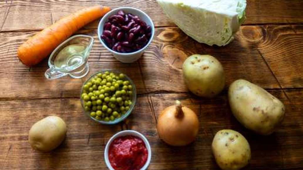Вымойте овощи и нарежьте средними кубиками, слейте жидкость с фасоли и горошка  