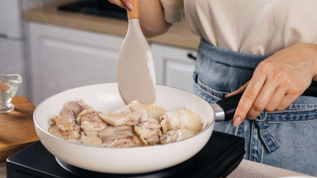 Разогреть масло в сковороде. Добавить курицу и жарить, периодически помешивая, 5-7 минут. Разогреть масло в сковороде. Добавить курицу и жарить, периодически помешивая, 5-7 минут.