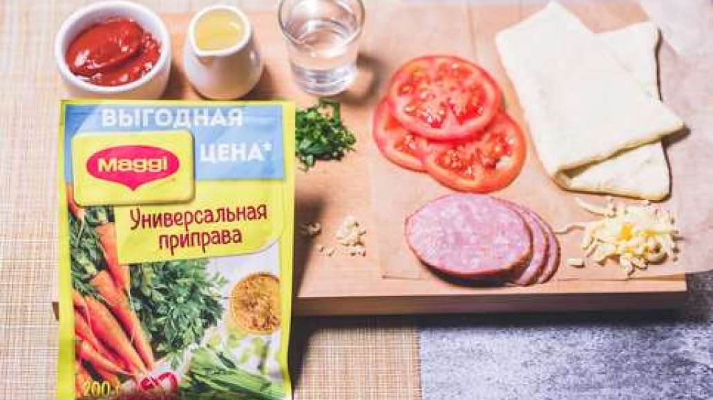 Разморозьте тесто под крышкой или пленкой, чтобы оно не заветрилось. Помидоры нарежьте кружочками или половинками кружочков. Колбасу нарезать тонкими кружками. Сыр натереть на крупной терке. Томатную пасту развести с водой до состояния густой сметаны, спе Разморозьте тесто под крышкой или пленкой, чтобы оно не заветрилось. Помидоры нарежьте кружочками или половинками кружочков. Колбасу нарезать тонкими кружками. Сыр натереть на крупной терке. Томатную пасту развести с водой до состояния густой сметаны, спе