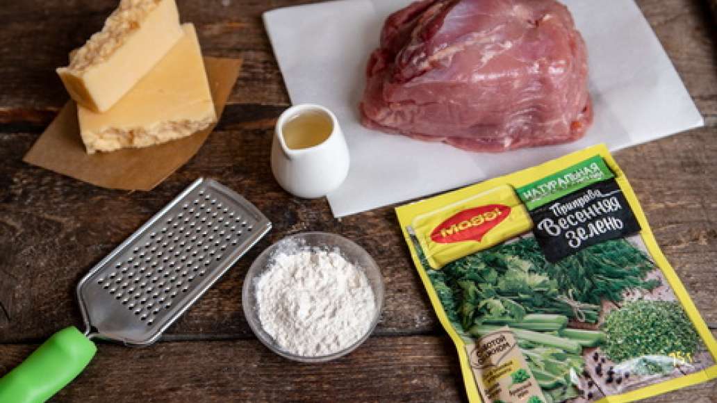Мясо вымыть и обсушить бумажными полотенцами. Муку просеять. 