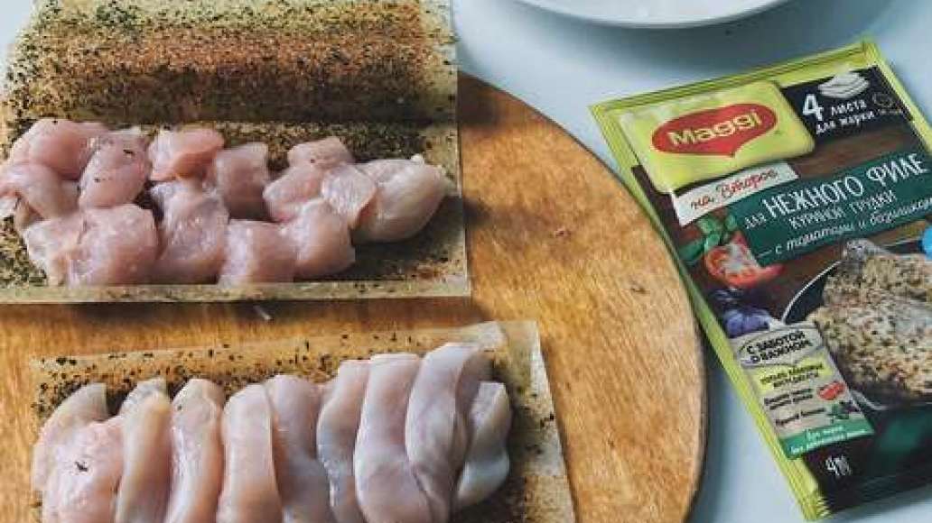 Кусочки куриного филе выложить на специальный пергамент MAGGI на второе для нежного филе куриной грудки с томатами и базиликом. Кусочки куриного филе выложить на специальный пергамент MAGGI на второе для нежного филе куриной грудки с томатами и базиликом.