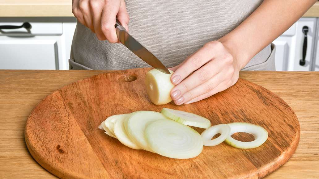 Лук нарезать колечками. Лук нарезать колечками.