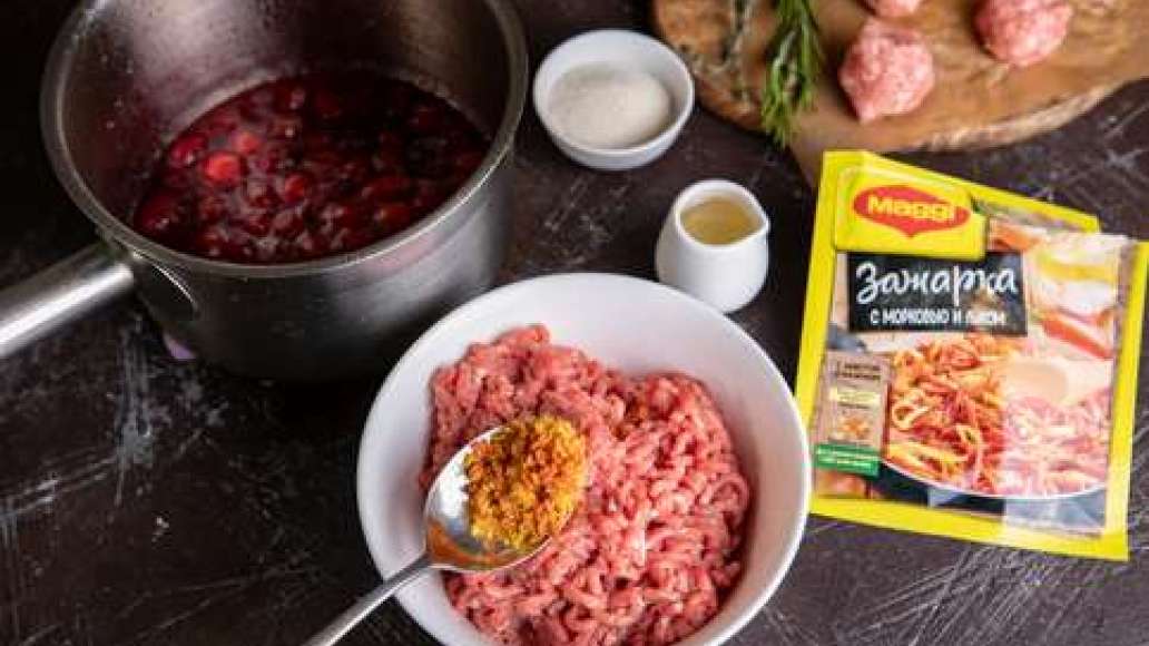 Отделить листочки розмарина и тимьяна от стеблей. Соединить фарш с MAGGI® Зажарка и манкой и тщательно перемешать. Сформировать небольшие круглые фрикадельки. Смазать растительным маслом форму для запекания и выложить фрикадельки. Запекать в духовке, разо Отделить листочки розмарина и тимьяна от стеблей. Соединить фарш с MAGGI® Зажарка и манкой и тщательно перемешать. Сформировать небольшие круглые фрикадельки. Смазать растительным маслом форму для запекания и выложить фрикадельки. Запекать в духовке, разо