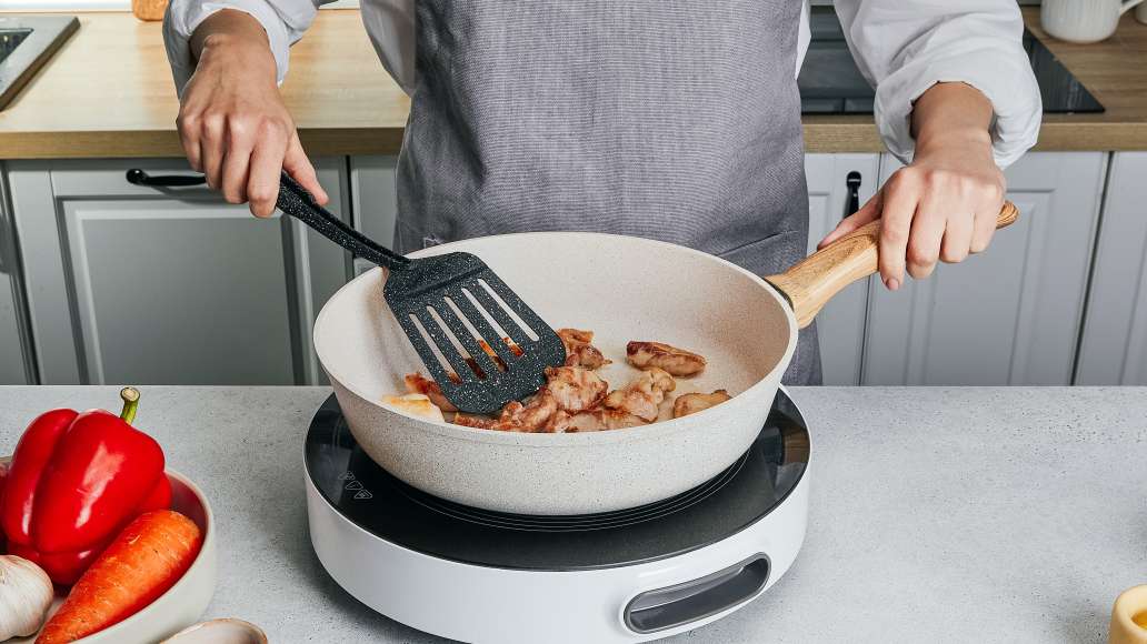 Лагман с курицей и овощами готовится очень быстро. Вначале курицу нужно
нарезать кусочками и обжарить в масле в течение 5 минут. Лагман с курицей и овощами готовится очень быстро. Вначале курицу нужно
нарезать кусочками и обжарить в масле в течение 5 минут.