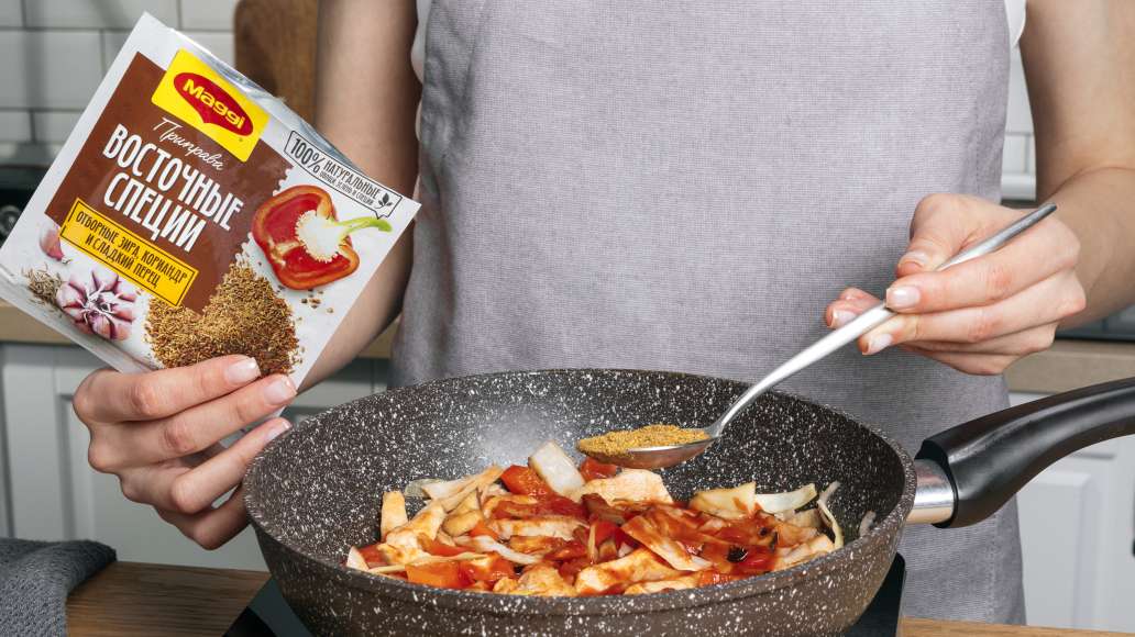 Добавить в сковороду томатную пасту, подлить немного воды, добавить
приправу MAGGI® Восточные специи, перемешать и тушить 20 минут.