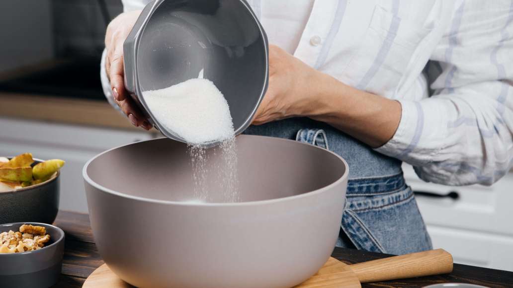 Духовку разогреть до 180 °C. К яйцам комнатной температуры добавить сахар, соль и взбить до увеличения в объеме в 3 раза: должна получиться светлая и воздушная масса.