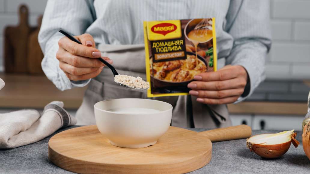 В отдельной емкости смешать MAGGI® Подливу домашнюю золотистую с молоком. Влить смесь поверх тефтелей, довести до кипения и тушить на слабом огне 5 минут под крышкой. Подавать тефтели с подливкой, украсив по своему вкусу и дополнив любимым гарниром. В отдельной емкости смешать MAGGI® Подливу домашнюю золотистую с молоком. Влить смесь поверх тефтелей, довести до кипения и тушить на слабом огне 5 минут под крышкой. Подавать тефтели с подливкой, украсив по своему вкусу и дополнив любимым гарниром.