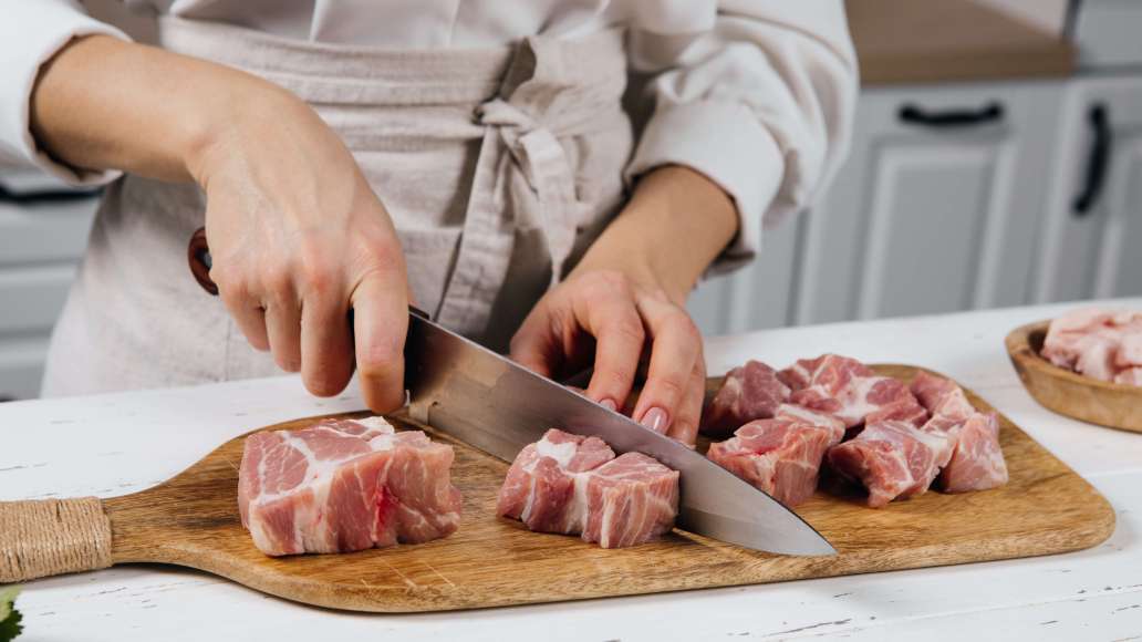 Нарезать мясо и сало средними кусочками. Пропустить через мясорубку с крупной решеткой или изрубить острыми ножами в фарш. Нарезать мясо и сало средними кусочками. Пропустить через мясорубку с крупной решеткой или изрубить острыми ножами в фарш.