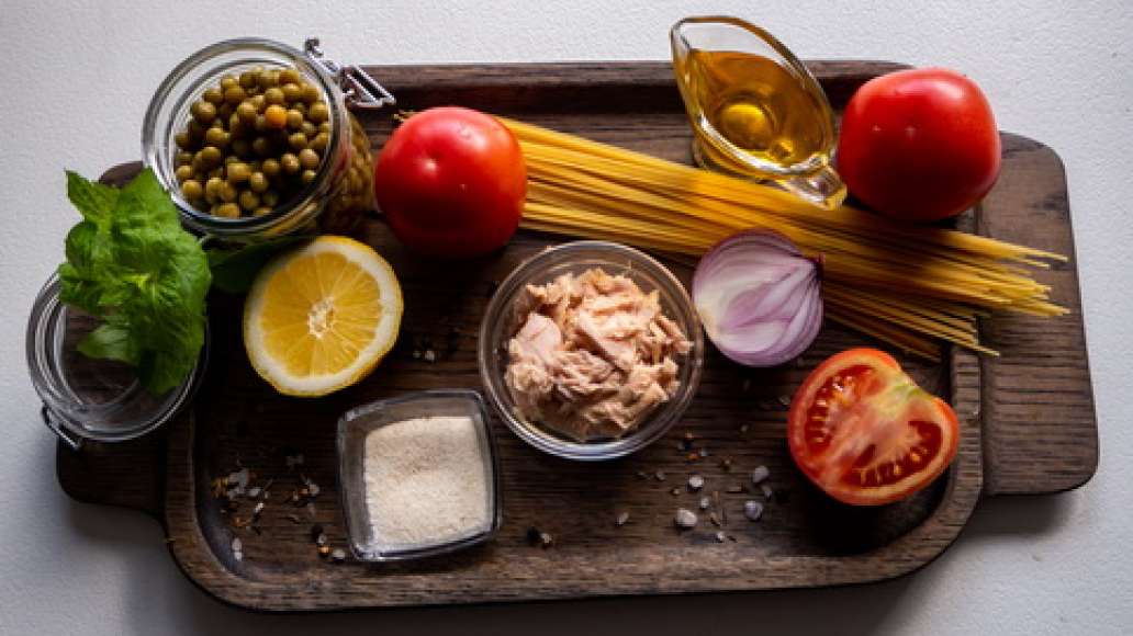 Подготовьте ингредиенты. Слейте горошек и тунец. Для большего вкуса горошек сварите в кипящей воде (3–5 минут), затем охладите и очистите каждую горошину от кожицы.