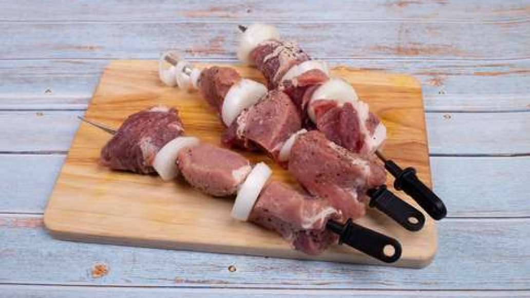Сформируйте шашлыки из замаринованного мяса, нанизывая кусочки на шампур, посыпьте солью.