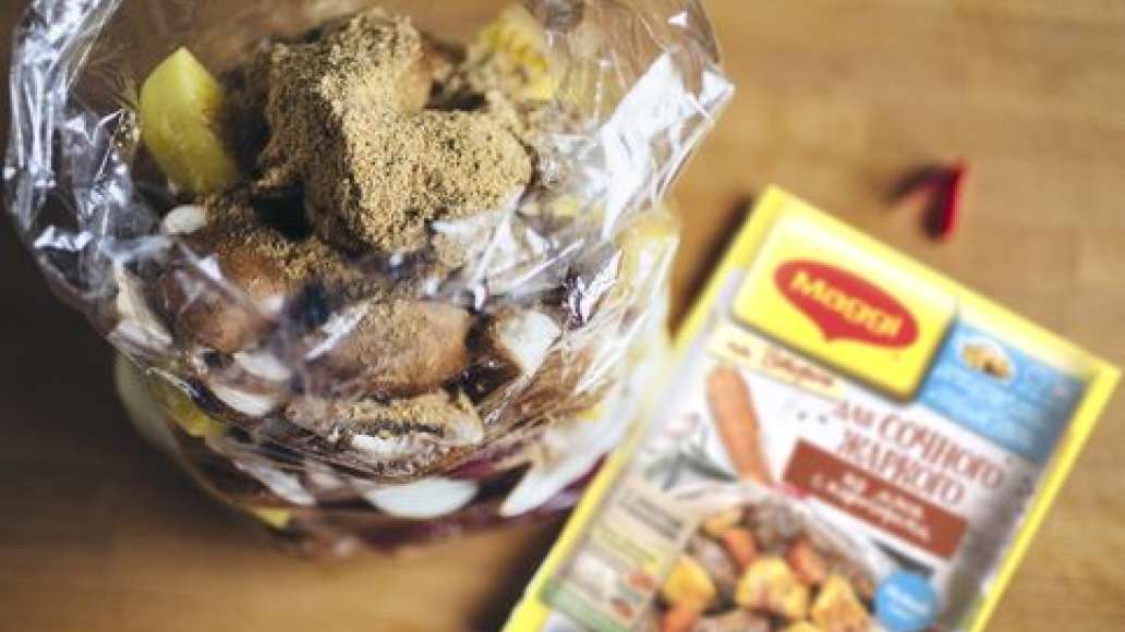 Добавить MAGGI® На Второе для жаркого по-домашнему.
Закрепить пакет зажимом на расстоянии 6-8 см от края пакета и аккуратно распределить смесь внутри. Избегать резких движений и встряски пакета.
Добавить MAGGI® На Второе для жаркого по-домашнему.
Закрепить пакет зажимом на расстоянии 6-8 см от края пакета и аккуратно распределить смесь внутри. Избегать резких движений и встряски пакета.