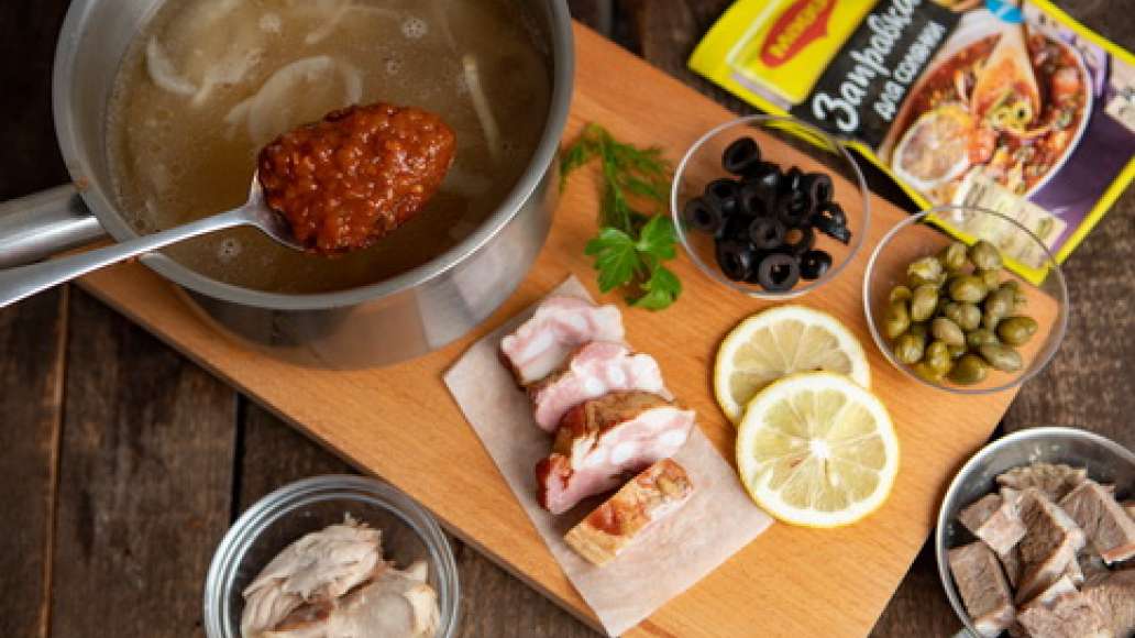 За пять минут до готовности добавить MAGGI® Заправка для солянки, нарезанные готовые мясные продукты, нарезанную зелень. За пять минут до готовности добавить MAGGI® Заправка для солянки, нарезанные готовые мясные продукты, нарезанную зелень.