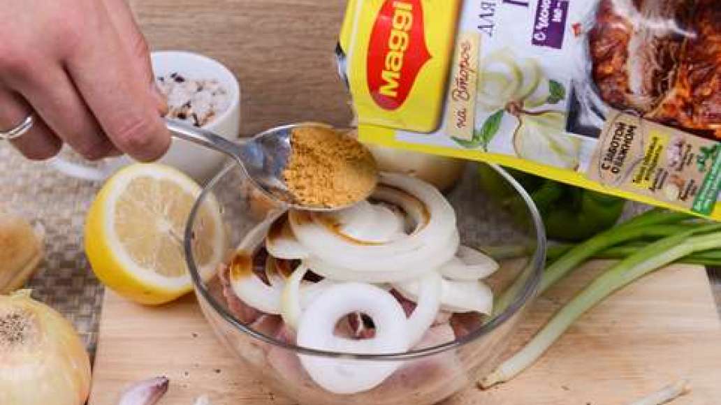 Добавьте Приправу для гриля и шашлыка из мяса, выдавите лимонный сок. Перемешайте и оставьте в прохладном месте минимум на 1 час, в идеале - на несколько часов, периодически помешивая. Добавьте Приправу для гриля и шашлыка из мяса, выдавите лимонный сок. Перемешайте и оставьте в прохладном месте минимум на 1 час, в идеале - на несколько часов, периодически помешивая.