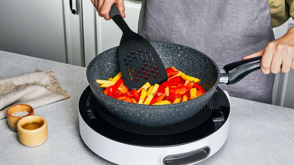 Разогреть духовку до 200°С. Картофель и перец очистить и нарезать соломкой.
Фенхель вымыть и порубить. Обжаривать все на оливковом масле в течение 10
минут, посолить по вкусу. Разогреть духовку до 200°С. Картофель и перец очистить и нарезать соломкой.
Фенхель вымыть и порубить. Обжаривать все на оливковом масле в течение 10
минут, посолить по вкусу.